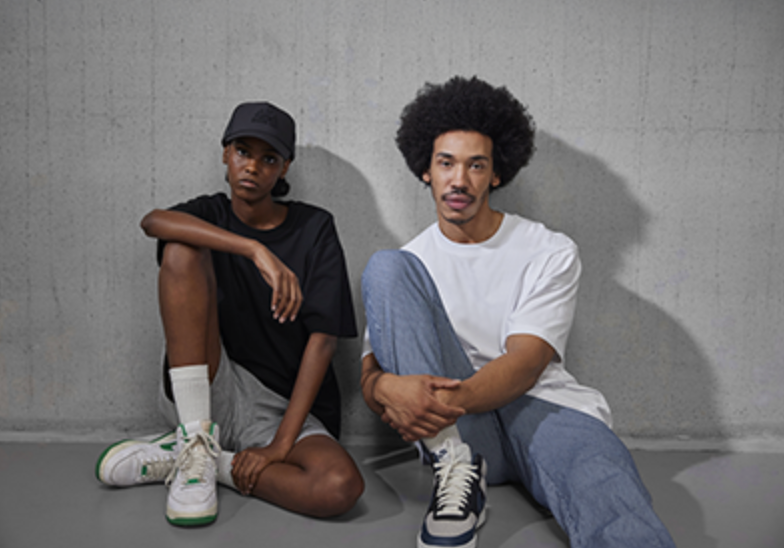 Geborduurde lijntekening op een oversized t-shirt unisex